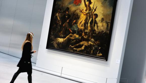 Mujer pinta con marcador negro el famoso cuadro "la Libertad guiando al pueblo" de Delacroix