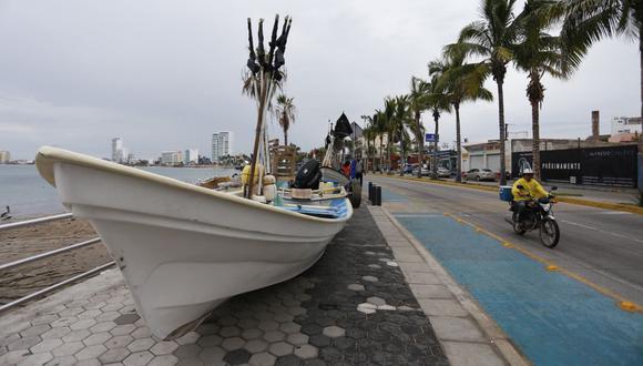 Imagen de un bote retirado del mar y colocado en la acera antes de la llegada del huracán Orlene, en Mazatlán, estado de Sinaloa, México, el 2 de octubre de 2022. (Foto de AFP)
