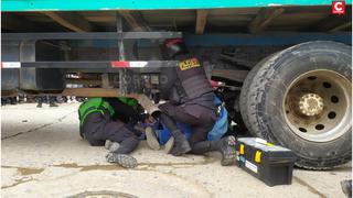 Motociclista vive de milagro pese a quedar atrapado bajo las llantas de un camión (VIDEO)