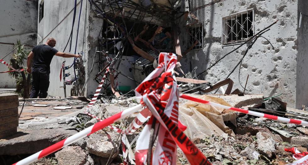 Imagen referencial. Israelíes inspeccionan un edificio dañado tras ser alcanzado por un cohete disparado desde la Franja de Gaza, en la ciudad de Ashdod, Israel, el 18 de mayo de 2021. (EFE/EPA/ABIR SULTAN).