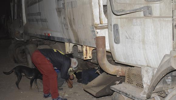 Fueron sorprendidos cuando intentaban llevarse piezas de vehículos guardados en local externo del municipio de Trujillo. (Foto: Segat)