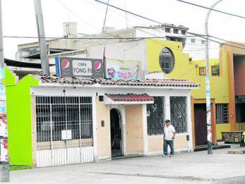 Una banda liderada por mujer asalta chifa Yong Fu