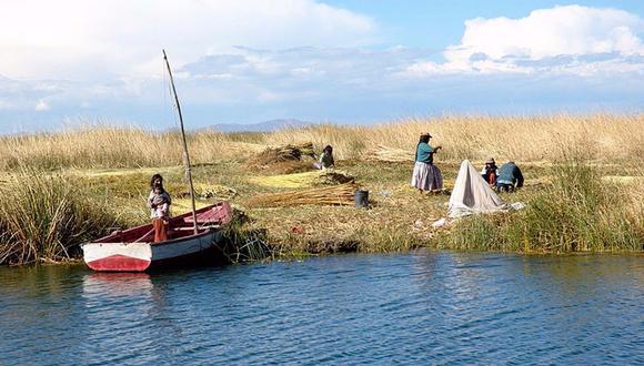 Mujer lucha contra la contaminación del Lago Titicaca