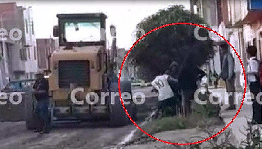Vigilante recibe brutal golpiza por vándalos que exigen cupos de extorsión en obras (VIDEO)