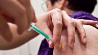 Ministerio de Salud inicia vacunación contra influenza y neumococo a población de riesgo