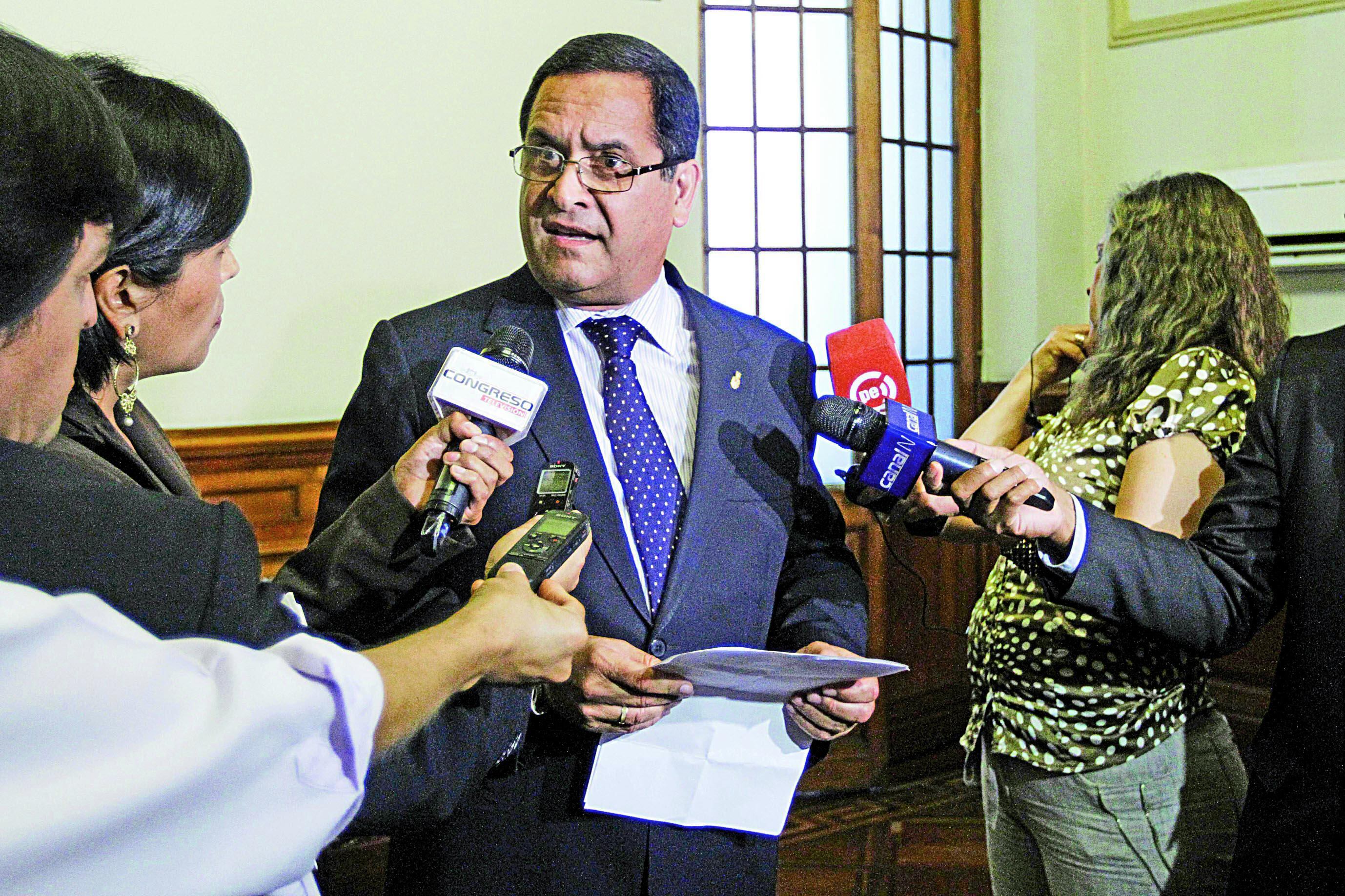 Luis Iberico descarta citar  a pleno extraordinario para interpretar Ley de Partidos Políticos