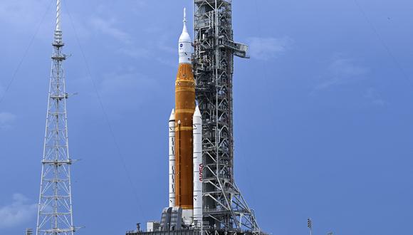 El cohete lunar no tripulado Artemis I se encuentra en la plataforma de lanzamiento del Centro Espacial Kennedy en Cabo Cañaveral, Florida, el 26 de agosto de 2022, antes de su lanzamiento previsto para el 29 de agosto. (Foto de CHANDAN KHANNA / AFP)