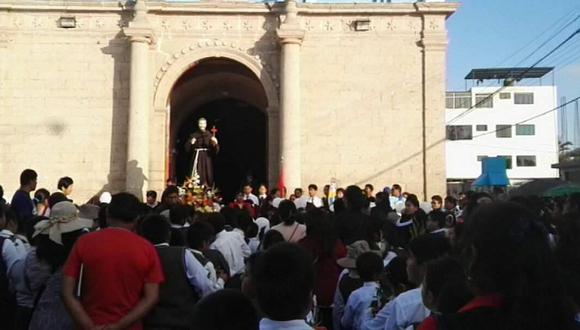 Colegio San Francisco de Asís celebra su aniversario con procesión 