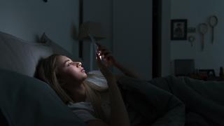 Estudio revela que comer tarde y usar el celular antes de dormir engorda