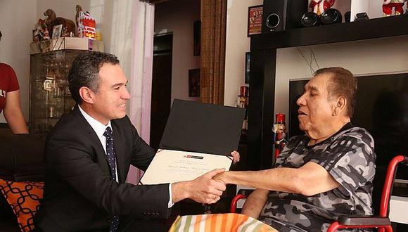 Salvador del Solar: Ministro de cultura entrega personalmente distinción al "gordo Casaretto"