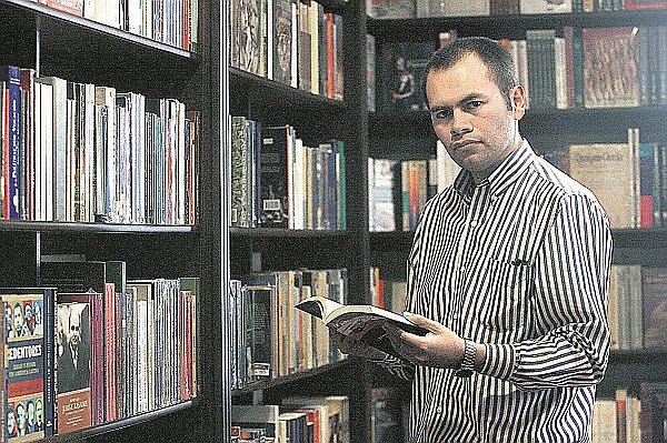 Orlando Mazeyra: “Escribo para conectarme  con los lectores” 