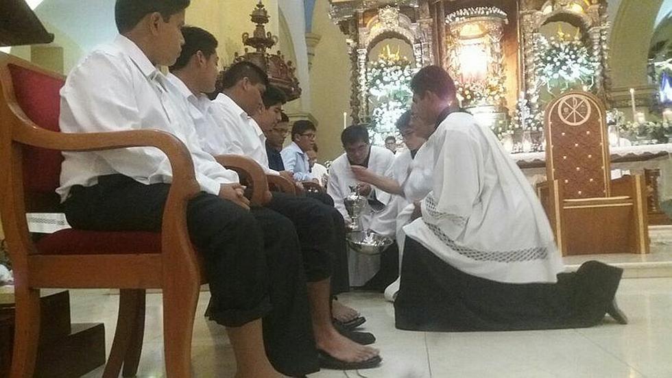 Arzobispo de Trujillo lava los pies a 12 jóvenes (FOTOS)