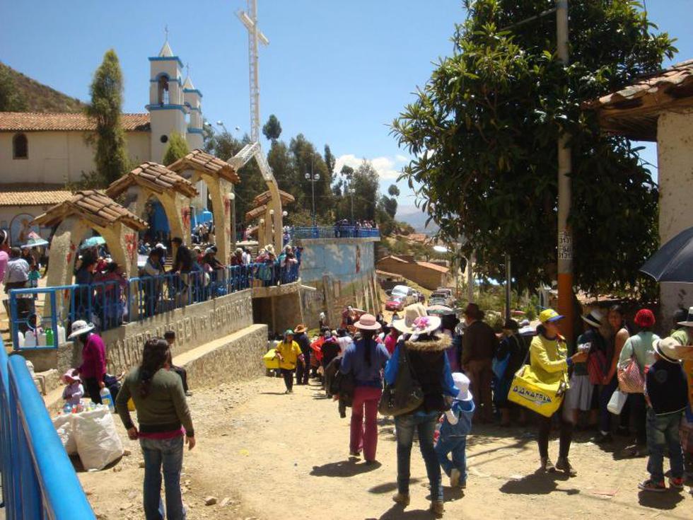Largas colas por agua de la virgen del Cocharcas (FOTOS)
