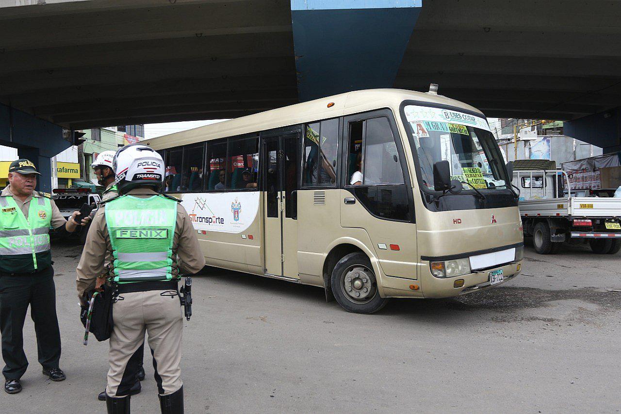 Quitarán licencia a conductores de taxis y combis si no respetan cuarentena