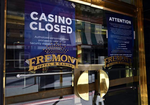 En esta foto se muestra un letrero cerrado en una de las entradas al cerrado Fremont Hotel & Casino,  en Las Vegas, Nevada, a medida que el coronavirus continúa propagándose por los Estados Unidos. (Foto: AFP/David Becker)
