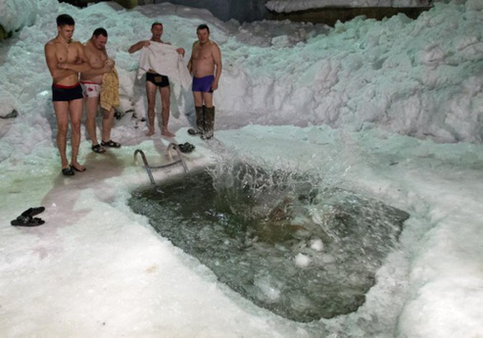 Rusos celebraron la Epifanía con baños en agua helada (FOTOS)