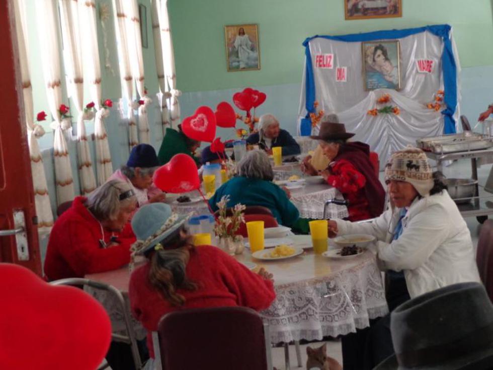 Ancianos viven en el asilo en total abandono de familiares