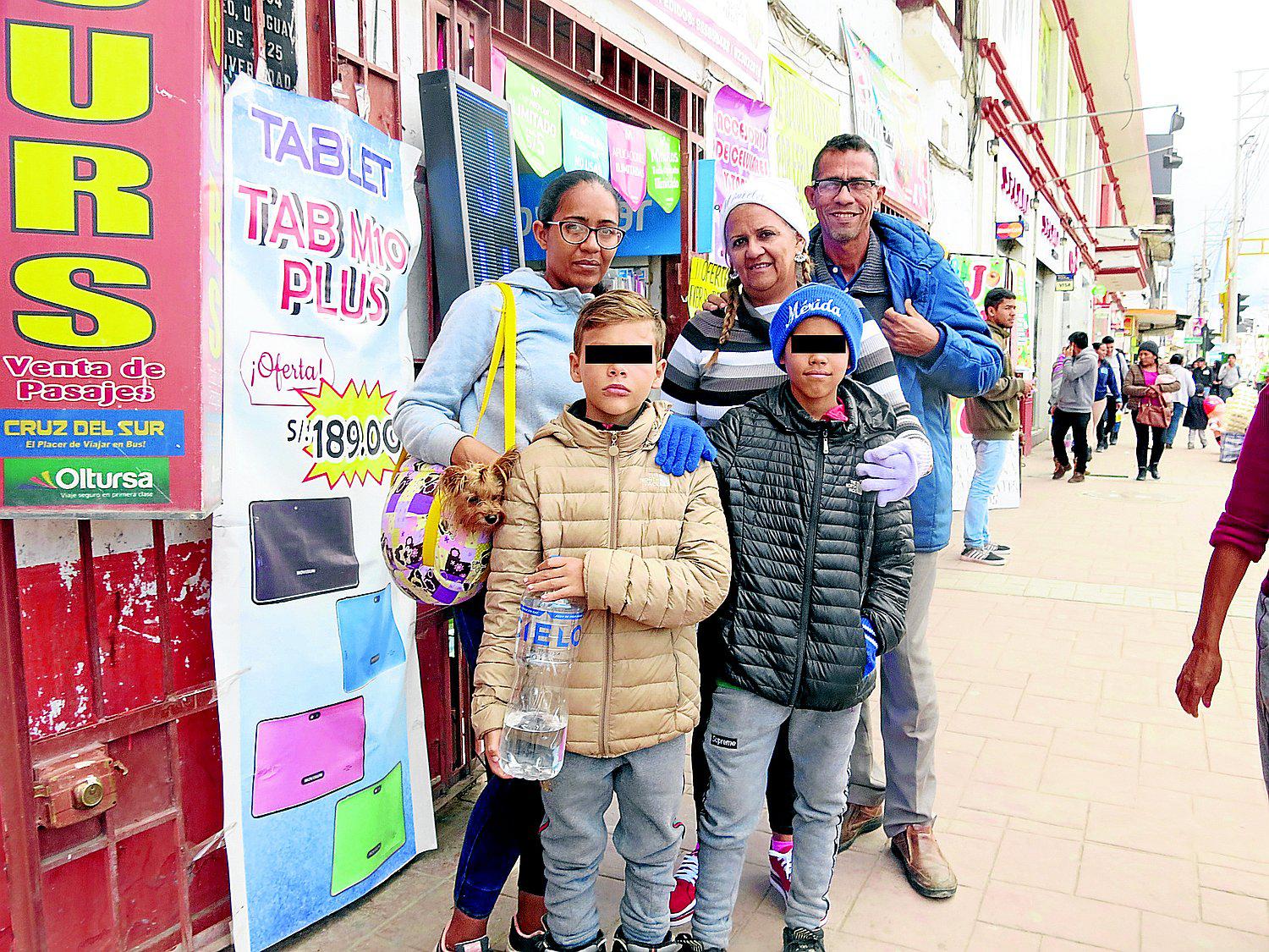 Padres venezolanos buscan donde matricular a sus hijos para periodo escolar 2019