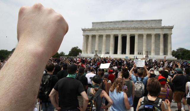 Un manifestante levanta el puño durante una protesta contra la brutalidad policial y el racismo en el Lincoln Memorial, Washington (Estados Unidos). (Win McNamee/Getty Images/AFP).