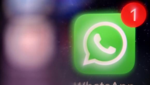 El logotipo del software de mensajería instantánea estadounidense Whatsapp en la pantalla de un teléfono inteligente. (Foto por AFP)