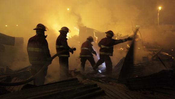 Incendio destruyó mercado en San Juan de Miraflores