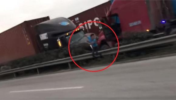 Joven se salvó de morir escapando justo a tiempo de un choque entre camiones (VIDEO)