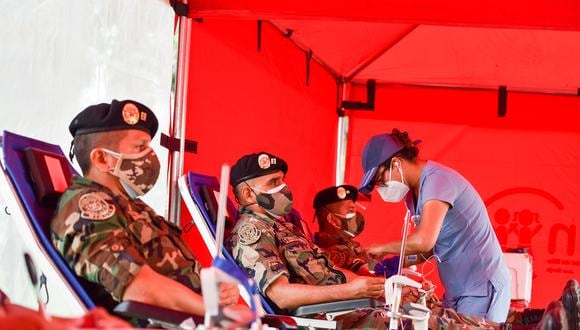 Policía de la Dinoes también donó sangre para el tratamiento de los menores del Instituto Nacional de Salud del Niño de San Borja  (Foto: INSN)