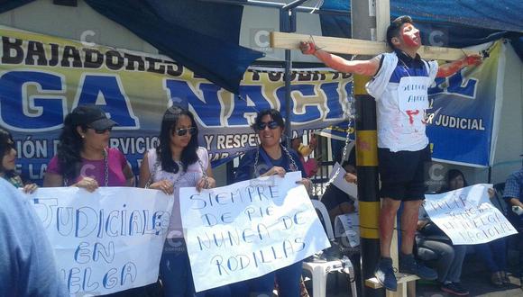 Tacna: trabajadores del Poder Judicial radicalizan protesta con crucifixión