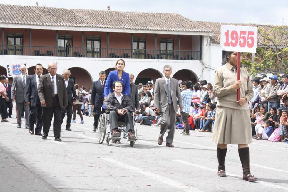 Ex alumnos desfilaron con orgullo mariscalino
