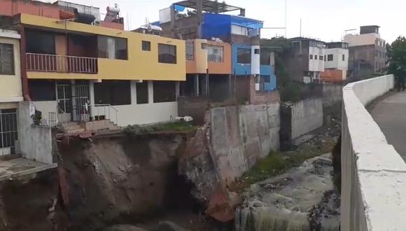 Arequipa: Torrentera provoca derrumbe de muro y pone en riesgo de colapso a viviendas (Foto: Captura de pantalla EPA Noticias)