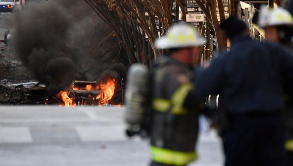 Un vehículo en llamas cerca del lugar de la explosión. (Foto: Andrew Nelles / Tennessean.com/ Reuters)