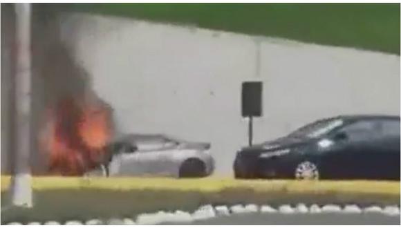  Auto se incendió y causó alarma en plena Vía Expresa (VIDEO)