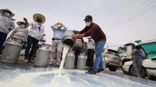 Ganaderos derraman leche en Panamericana Sur de Arequipa, a causa de bloqueo