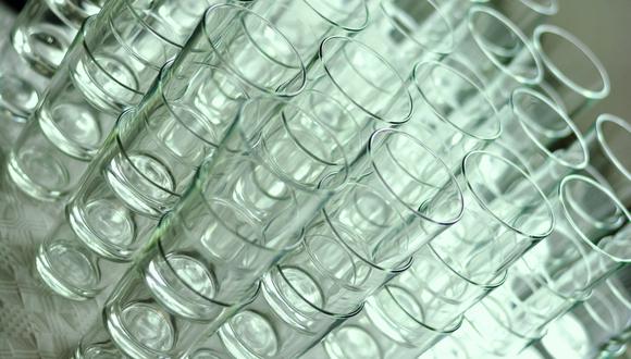 Apilar vasos es común para ahorrar espacio, pero estos pueden quedar encajados y sin separarse. (Foto: Pixabay)