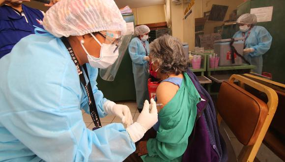 Adultos mayores no reciben segunda dosis de vacuna |Foto: Leonardo Cuito