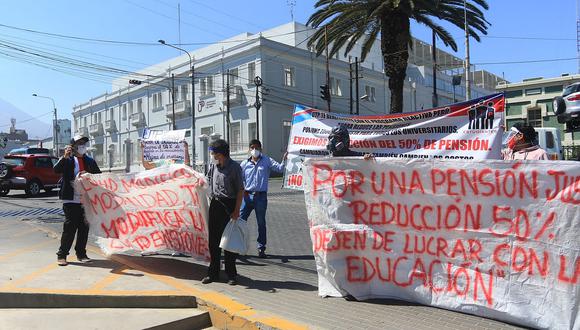 ​Estudiantes de la UTP protestan en Arequipa para pedir reducción de pensiones