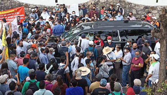 Integrantes de la Coordinadora Nacional de Trabajadores de la Educación (CNTE), bloquearon el convoy donde viajaba el presidente de México, Andrés Manuel López Obrador, a su llegada a una rueda de prensa en el municipio de Tuxtla Gutiérrez, en el estado de Chiapas. (EFE/Carlos López).