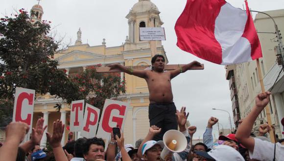 Violencia y caos por sindicalistas en parque principal de Chiclayo