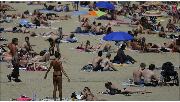 Bañistas agreden brutalmente a mujer por hacer topless en playa 