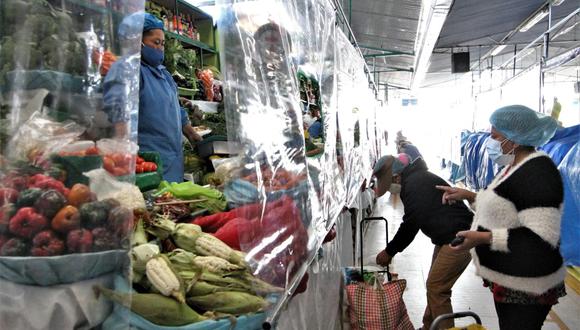 Aunque los precios son considerados elevados por algunos compradores, acceden a comprarlos para poder preparar sus alimentos. (Foto: Albetty Lobos)