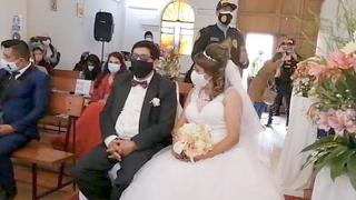 Policía irrumpe en matrimonio en Cusco y multa a cura y a novios (VIDEO)