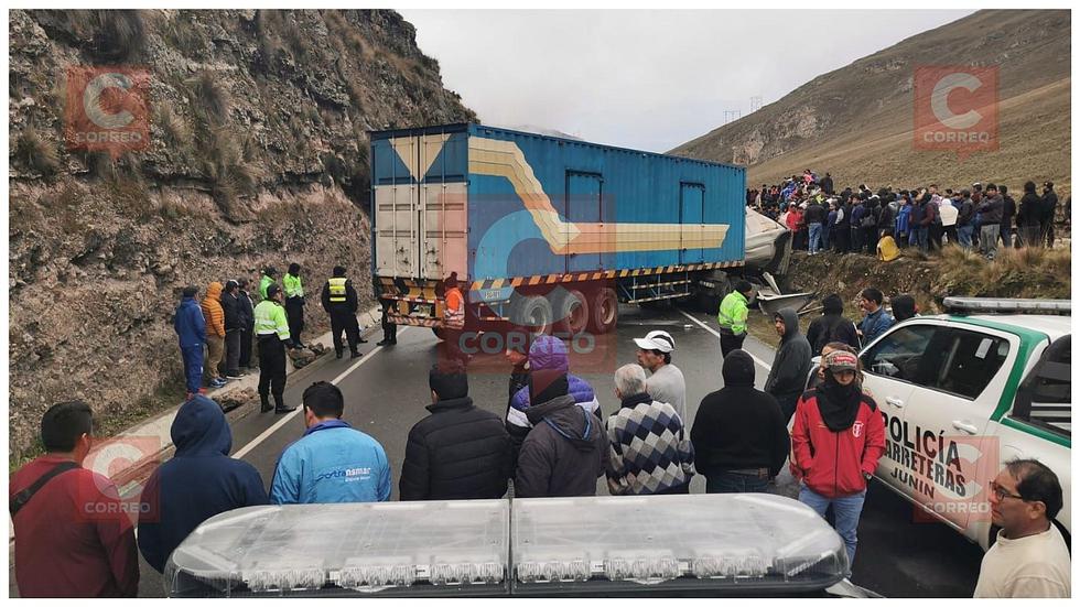 Cinco muertos tras choque de bus Dos Estrellas y tráiler (FOTOS)