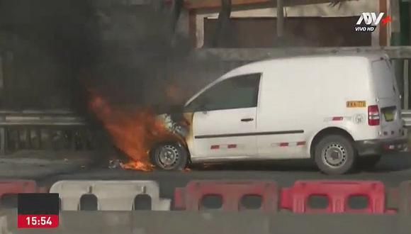 Surco: vehículo se incendia en la Panamericana Sur
