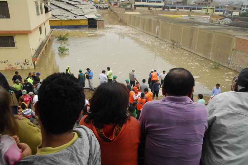 Rotura de tubería de Sedapal afectó a 300 familias