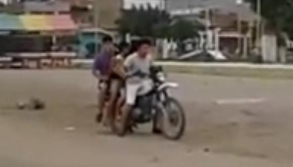 Facebook: Motociclista realiza peligrosa maniobra con tres pasajeros a bordo (Video) 