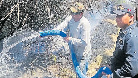 Policías y trabajadores municipales aplacaron  el incendio forestal