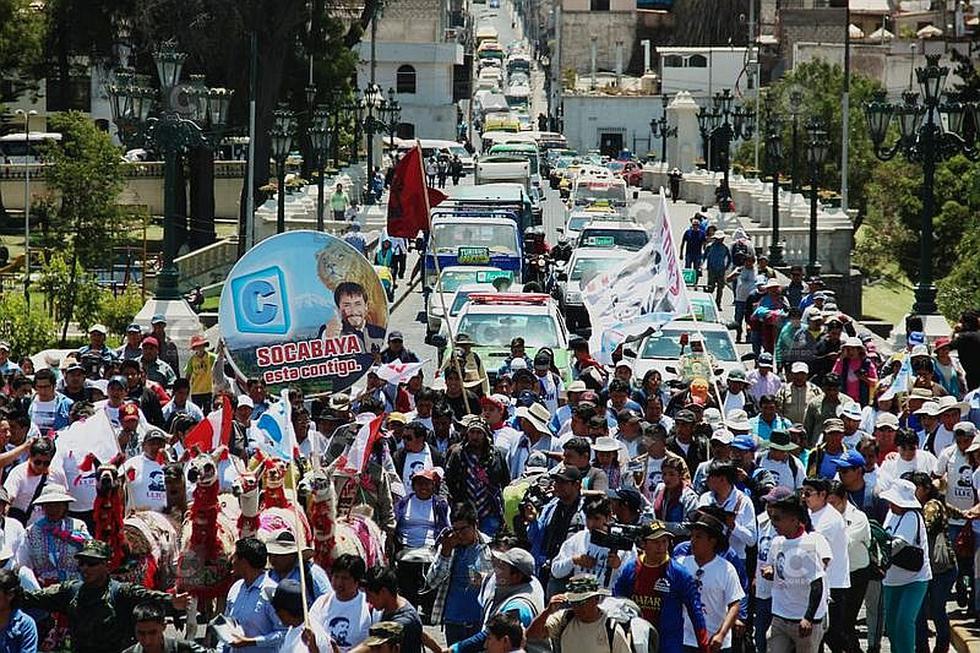 Electo gobernador regional cumple promesa de subir al volcán Misti con siete llamas (FOTOS)