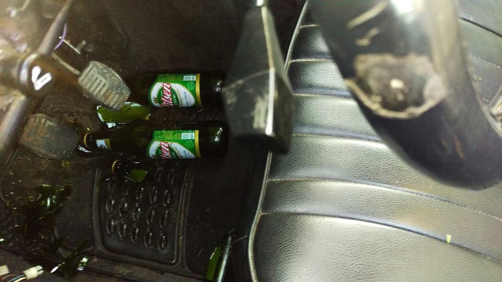 Jóvenes ebrios son detenidos tras chocar vehículo contra poste