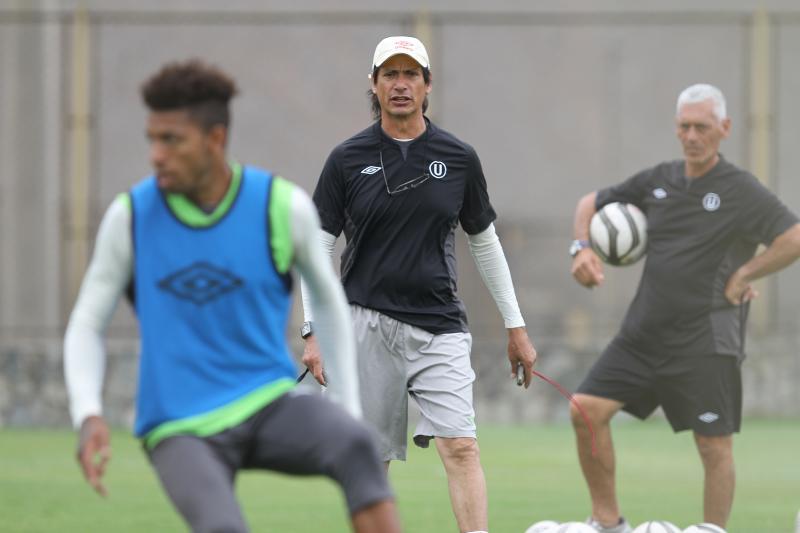 Hinchas de la 'U' "ajustan" a Comizzo por salida de Galliquio