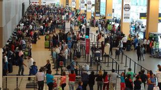 Ejecutivo anuncia eliminación del metro de distancia social en aeropuertos del Perú